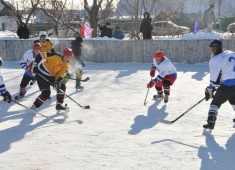 Напряжённый матч состоялся между хоккейными командами из Замелетёновки и Новоархангелки