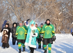 Королева спорта в окружении «свиты» - игроков северо-любинской хоккейной команды